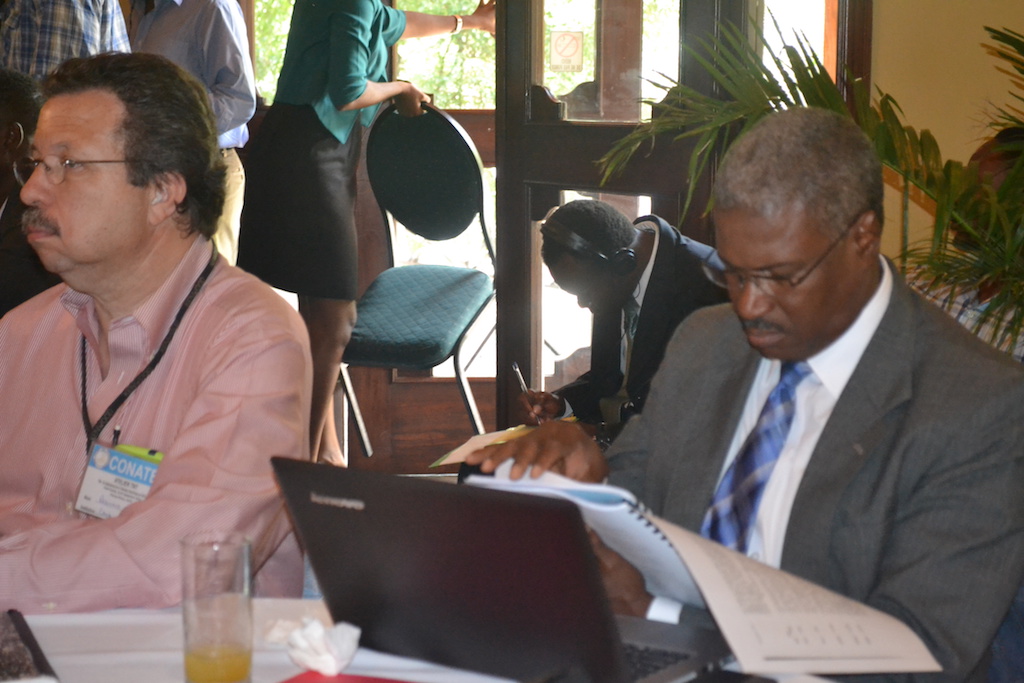 Le chef du cabinet du Directeur General du CONATEL, Monsieur shiller jean Baptiste en train de consulter un document.