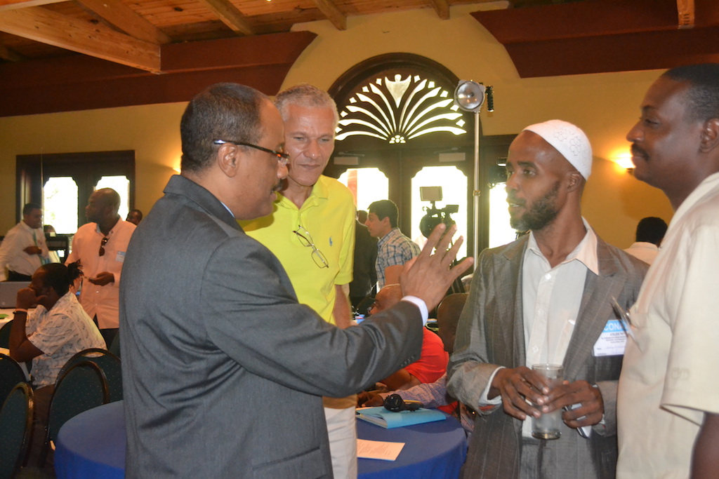 Le directeur général du Conatel Mr Jean marie Guillaume discutant avec quelques participants parmis lesquels Mr Billy Kishner directeur de la telemax.